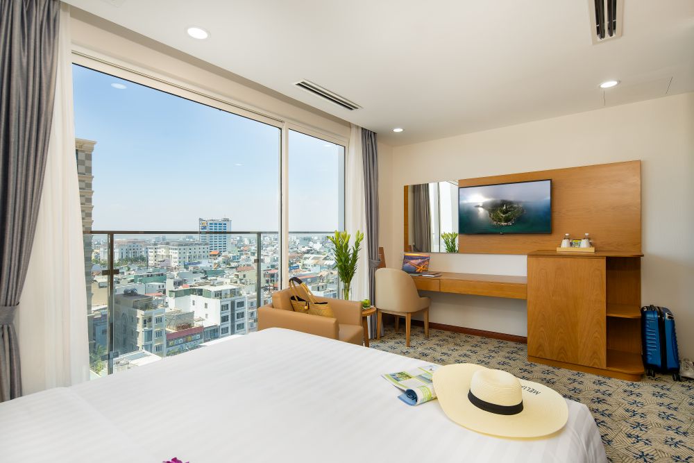 Superior Double with Balcony and City View